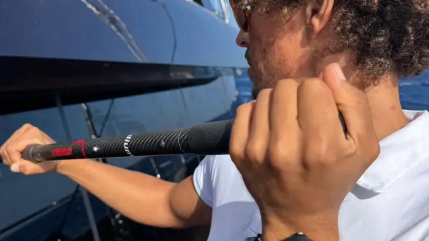 Illustration d'un homme nettoyant la coque d'un bateau