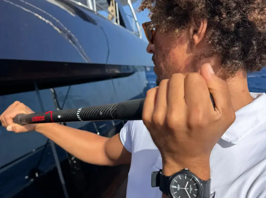 Illustration d'un homme nettoyant la coque d'un bateau